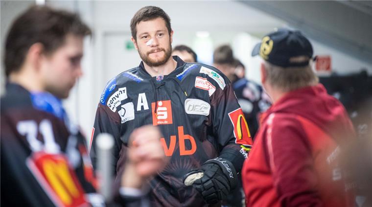 Gehirnerschütterung: Pinguins-Stürmer Jan Urbas erholt sich nur langsam Topscorer Jan Urbas ist wieder Kandidat für die Wahl zum Torschützen des Monats.