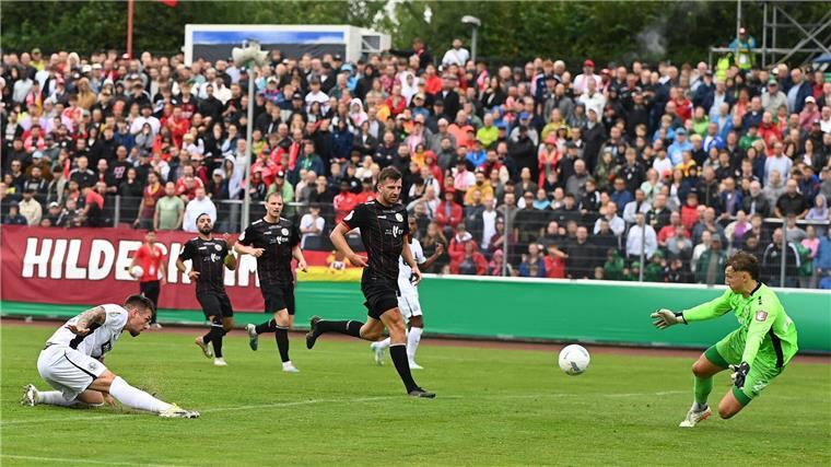 7:0 in Hildesheim: Elversberg locker in Runde zwei Tor für Elversberg: Luca Schnellbacher trifft zum 1:0 in Hildesheim.