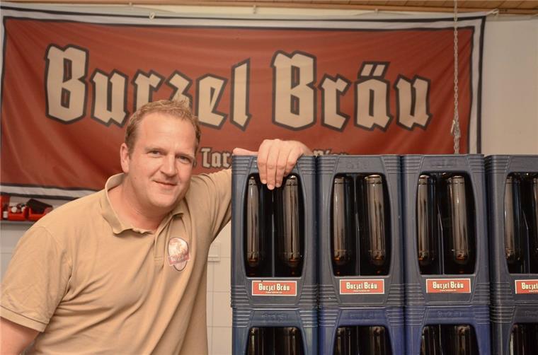 Tarmstedt: Mit "Burzel Bräu" ein Bier-König Torben Sass steht in seiner kleinen Privatbrauerei in Tarmstedt. Was er dort produziert, gibt es nur in drei Getränkemärkten zu kaufen - und auf der Tarmstedter Ausstellung zu probieren.