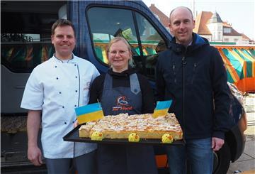 Torben zur Horst (von links), Iris zur Horst und Alexander Knupp verkauften die insgesamt 390 Stücken Apfelkuchen in weniger als zwei Stunden.
