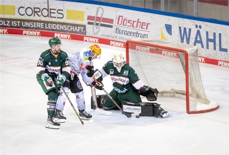 Die Pinguins verlieren beim SWB-Cup mit 1:3 Torhüter Filip Larsson macht eine Chance von Nino Kinder zunichte.