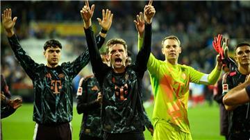 Torhüter Manuel Neuer feiert mit seinen Kollegen den 6:1-Sieg in Kiel.