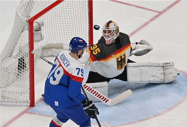Das wars! Olympia-Aus für die Eishockey Nationalmannschaft Olympia, Eishockey, Viertelfinal-Qualifikation, Slowakei - Deutschland im Nationalen Hallenstadion, Torhüter Mathias Niederberger (r) aus Deutschland und Libor Hudacek aus der Slowakei schauen dem Puck nach.