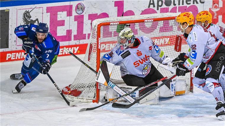 Pinguins ziehen ins Achtelfinale der Champions League ein Torhüter Maximilian Franzreb (M) und Co. gelingt in der Königsklasse der Einzug in die nächste Runde.