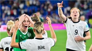 Torhüterin Ann-Katrin Berger (grünes Trikot) kann es kaum glauben: Deutschland steht im Halbfinale der EM.