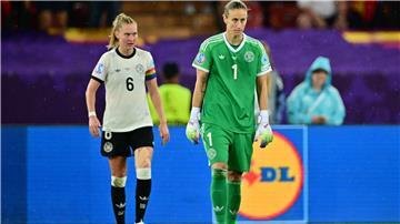 Torhüterin Ann-Katrin Berger (rechts) und Janina Minge sind traurig über das 0:1.