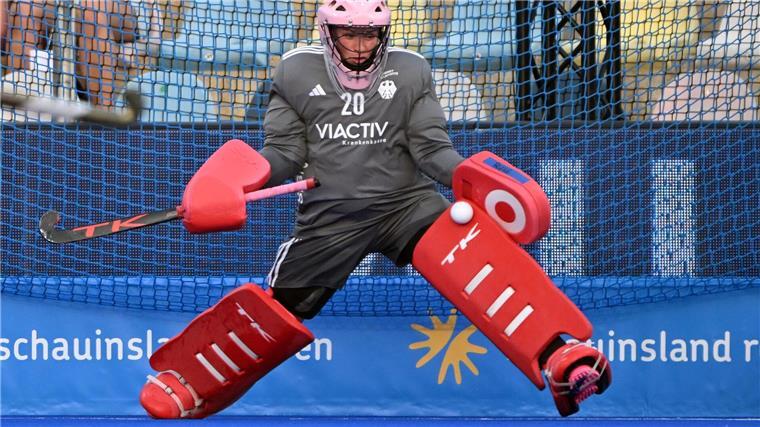 Bei der Heim-EM im Halbfinale Torhüterin Julia Sonntag hielt im letzten Gruppenspiel gegen Irland einen Siebenmeter.