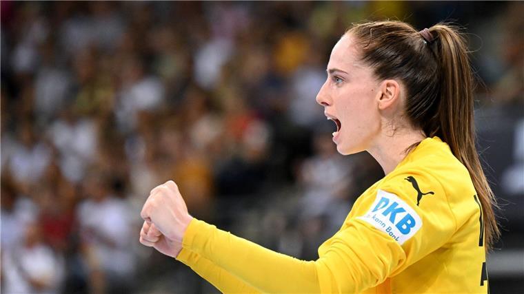 Handball-Teams holen sich Selbstbewusstsein für Olympia Torhüterin Sarah Wachter überragt beim Sieg über Brasilien.