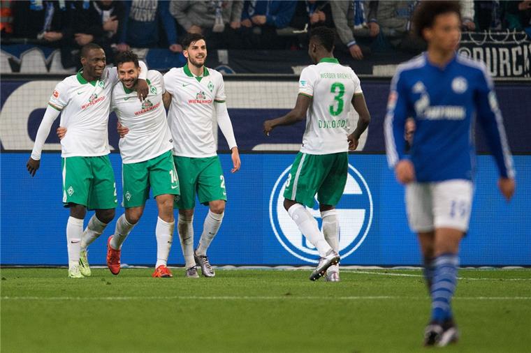 Torschütze Claudio Pizarro (Mitte) bejubelt gemeinsam mit Anthony Ujah (links) und Florian Grillitsch das 2:1 für die Bremer. Auch Papy Djilobodji eilt herbei, um dem Werder-Oldie zu seinem Torerfolg zu gratulieren.