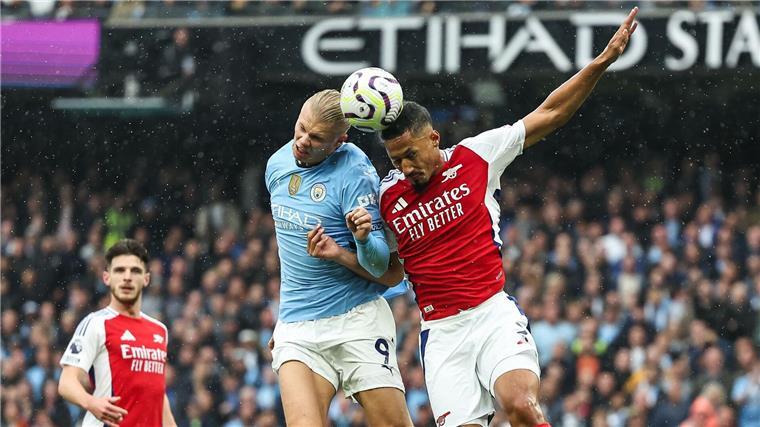 Man City mit spätem 2:2 gegen Arsenal - Remis für Hürzeler Torschütze Erling Haaland im Kopfballduell mit William Saliba.