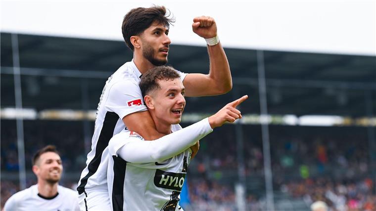 Vier Gegentreffer und Doppel-Platzverweis: HSV unterliegt Elversberg Torschütze Fisnik Asllani (unten) vom SV Elversberg jubelt mit Muhammed Damar vom SV Elversberg über sein Tor zum 1:1.