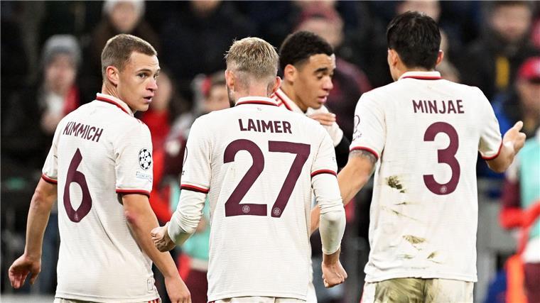 Bayerns Trümpfe: Kopfball-Ungeheuer Musiala und Joker Sané Torschütze Jamal Musiala (2.v.r.) wird von seinen Teamkollegen beglückwünscht.