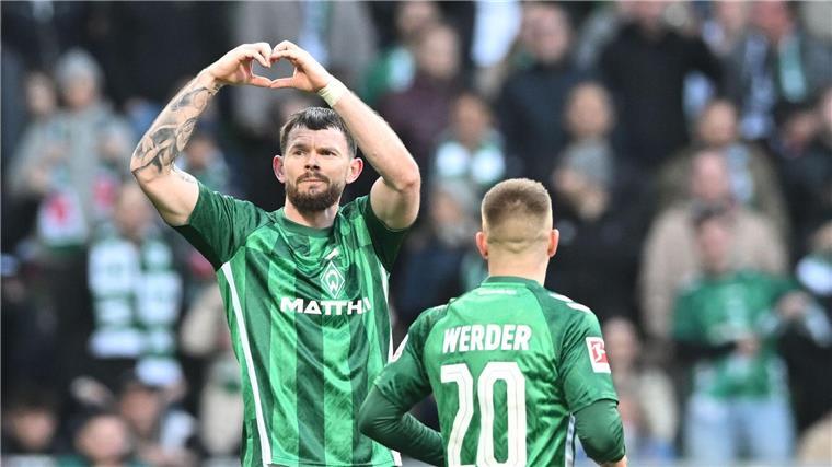 Dämpfer für ideenlose Frankfurter: 0:2 in Bremen Torschütze und Vorbereiter: Werders Oliver Burke (l) und Romano Schmid feiern die Führung.