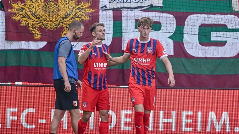 Heidenheim feiert - Augsburg hadert mit „Scheiß-Elfmeter“ Torschützen unter sich: Heidenheims Léo Scienza (l.) und Paul Wanner.