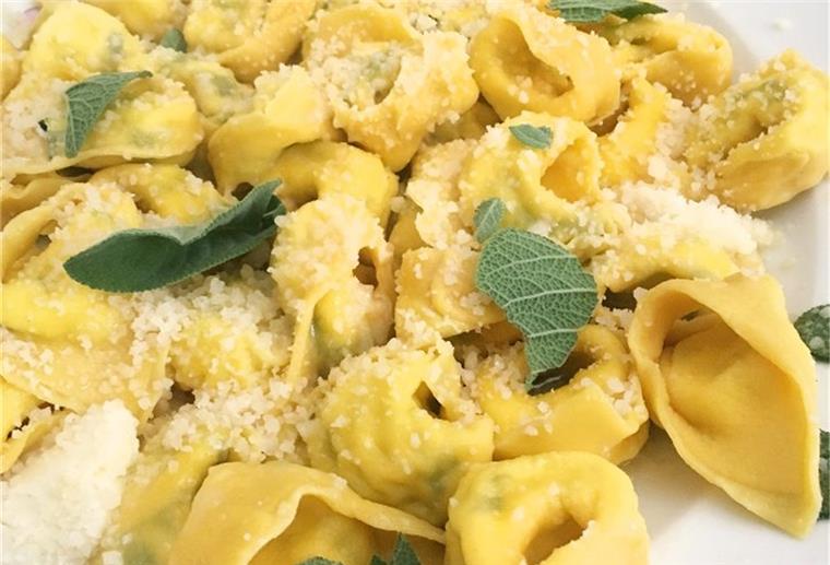 Frische Tortelloni im Test Tortelloni gibt es frisch im Kühlregal - viele Produkte bekamen von der Stiftung Warentest eine gute Bewertung.