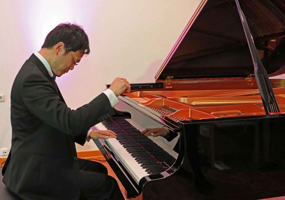 Toru Oyama konnte sein Zevener Publikum mit seiner intensiven und doch virtuosen Spielart dermaßen in seinen Bann ziehen, dass er viel Applaus bekam und die Musikfreunde noch mit zwei Zugaben verwöhnte.