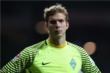 Torwart Felix Wiedwald schaut nach der Niederlage gegen Frankfurt traurig aus der Wäsche. Jetzt ist ein Erfolg beim Hamburger SV erste Pflicht.