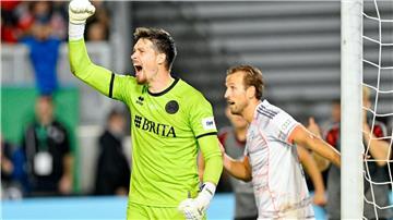 Torwart Florian Stritzel von Wehen Wiesbaden freute sich über einen gehaltenen Elfmeter von Harry Kane.