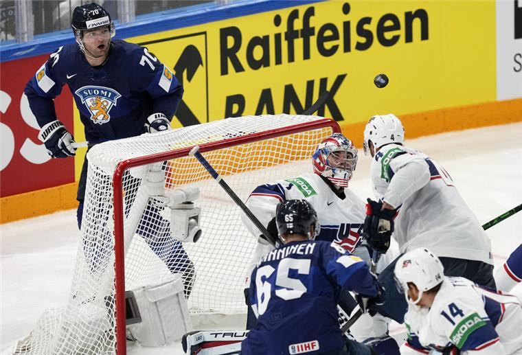 Eishockey-WM: Finnland zieht ins Finale ein Torwart Jeremy Swayman (hinten, Mitte) aus den USA behält den Puck im Auge. Trotzdem kassierte er vier Treffer.
