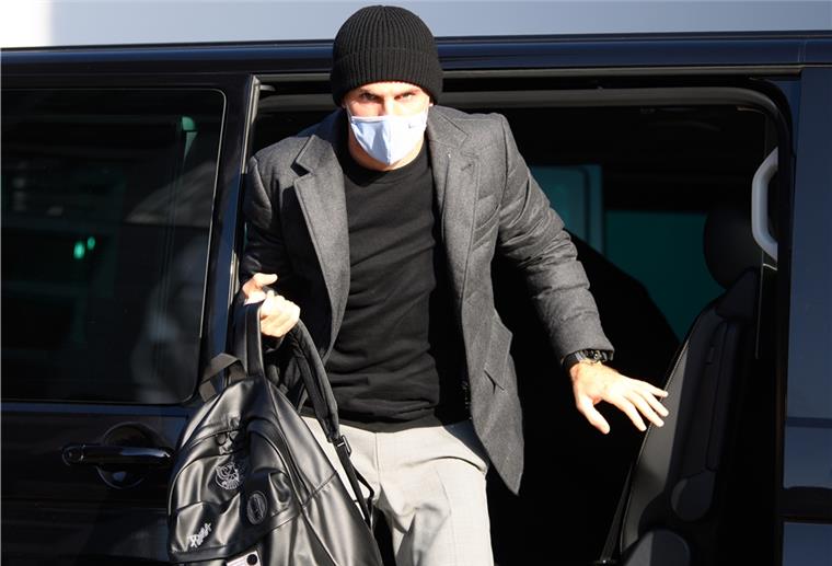 Corona-Fall: Baumann verlässt DFB-Team Torwart Oliver Baumann kommt mit Mund-Nasen-Schutz am Hotel an. Wegen Corona-Fällen bei seiner TSG Hoffenheim musste er die Nationalmannschaft nun vorzeitig wieder verlassen.