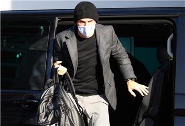Torwart Oliver Baumann kommt mit Mund-Nasen-Schutz am Hotel an. Wegen Corona-Fällen bei seiner TSG Hoffenheim musste er die Nationalmannschaft nun vorzeitig wieder verlassen.