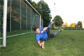 Torwart „Steve“ Ali Azad fliegt bei einer seiner Paraden in die Torecke, um den ...