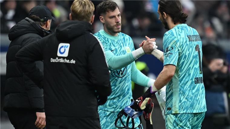 Startelf-Debüt mit 31: Müllers Bundesliga-Premiere Torwartwechsel beim VfL Wolfsburg: Marius Müller (M) muss den verletzten Kamil Grabara ersetzen.