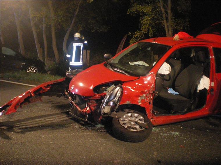 Crash in Sievern: 52-Jährige muss aus Auto befreit werden Totalschaden: Die 52-jährige Fahrerin dieses Autos musste von der Feuerwehr befreit werden.