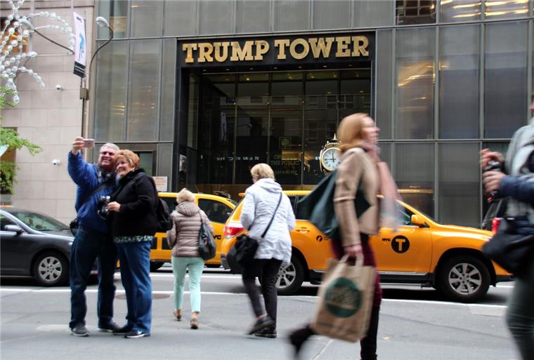 Trump-Zirkus an der Fifth Avenue: Hochhaus wird Touristen-Magnet Touristen steuern immer häufiger den Trump-Tower in Manhattan an.