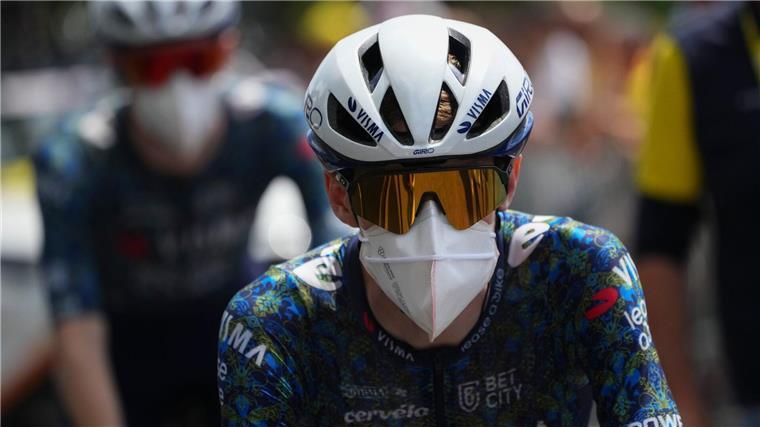 Corona-Sorge: Tour führt Maskenpflicht wieder ein Toursieger Jonas Vingegaard trägt aus Sorge vor einer Corona-Infektion konsequent vor und nach dem Rennen eine Maske.