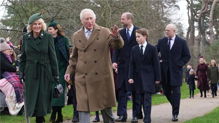 Fans beschenken Kate und Kinder beim royalen Weihnachtsfest Traditionell gehen die Royals die kurze Strecke zum Gottesdienst zu Fuß.