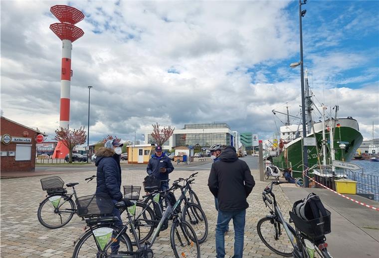 So erlebt man in Bremerhaven Leuchttürme bei einer Radtour Traditionell rot-weiß geringelt trägt dieser Leuchtturm im Schaufenster Fischereihafen einen besonderen Spitznamen, den der Gästeführer bei der neuen Tour „Hein Mück kiekt Leuchttürme“ gern verrät.