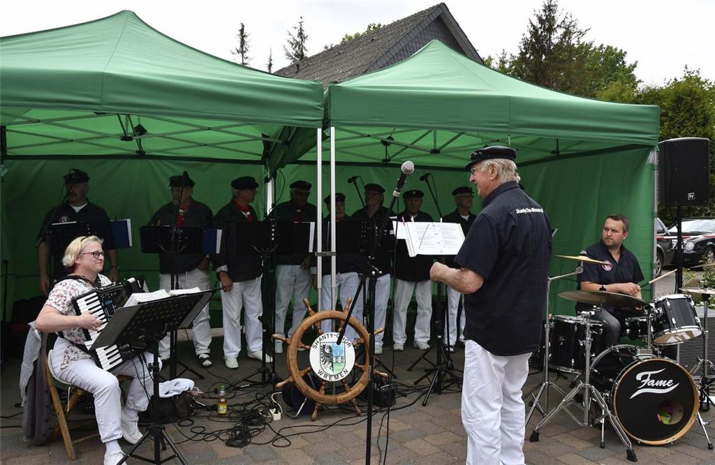 Traditionell trat auch der Wremer Shantychor zur Kaffeezeit auf. Foto: Ulich