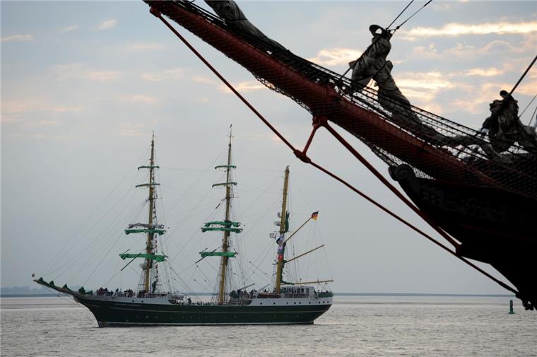 Traditionelle Großsegler während des Windjammerfestivals "Sail 2015" vor Bremerhaven.