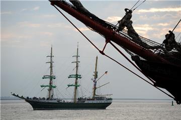 Traditionelle Großsegler während des Windjammerfestivals "Sail 2015" vor Bremerhaven.