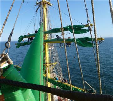Traditionelle Seemannschaft wird auf der „Alex“ vermittelt. Dazu gehört auch der Gang ins Rigg. Zurzeit sind neben zivilen Trainees auch Stammcrew-Mitglieder der „Gorch Fock“ an Bord der Bark.