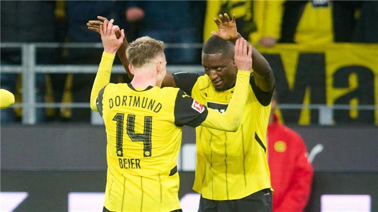 Dortmund schlägt Leipzig - Kiel feiert Premierensieg Trafen beide gegen RB Leipzig: die Dortmunder Serhou Guirassy (rechts) und Maximilian Beier