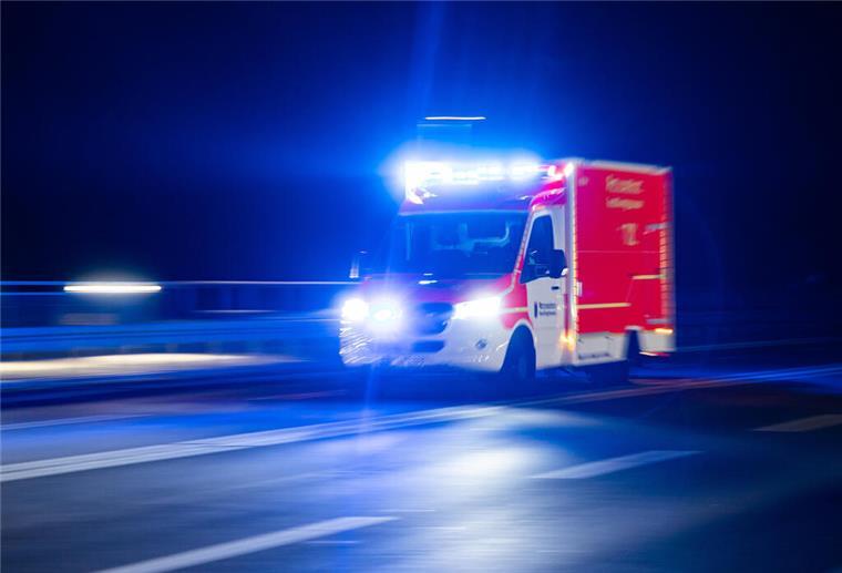 Senior bei Zugunfall auf Bahnstrecke tödlich verletzt Tödlicher Zugunfall in Bremerhaven: Ein sehbehinderter Mann wurde von einem Güterzug erfasst und verstarb trotz eingeleiteter Vollbremsung.
