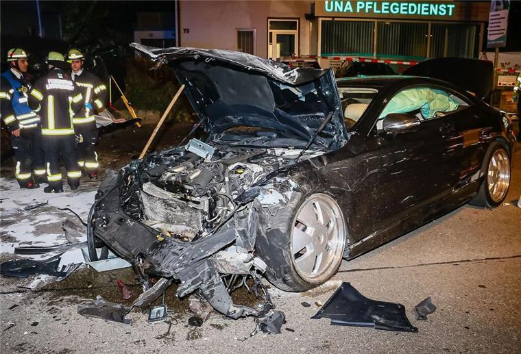 Illegales Rennen, zwei Frauen tot: Was wir über die Todesfahrer wissen Ein vollkommen zerstörtes Fahrzeug, eine Mercedes S-Klasse, s