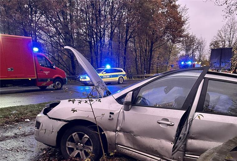 Tragischer Unfall bei Rotenburg: 25-Jähriger stirbt nach Kollision mit Lkw Tragischer Unfall bei Rotenburg: Ein 25-Jähriger geriet in den Gegenverkehr und starb nach der Kollision mit einem Lkw im Krankenhaus.