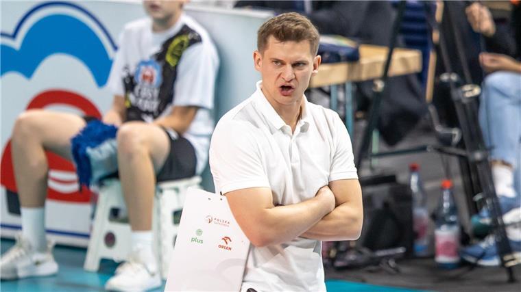 Friedrichshafens Volleyballer erzwingen fünftes Spiel Trainer Adam Swaczyna und der VfB Friedrichshafen erzwangen ein fünftes Spiel gegen Lüneburg.