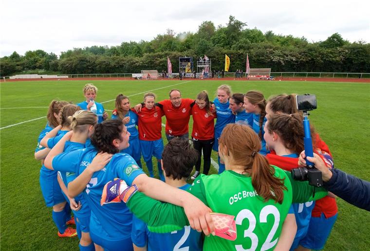 Fußball-Frauen des OSC verlieren das Pokalfinale gegen Buntentor Trainer Andre Plat musste die Fußballerinnen des OSC Bremerhaven nach dem Finale im Lotto-Pokal trösten. Das Spiel gegen ATS Buntentor ging mit 0:9 verloren.