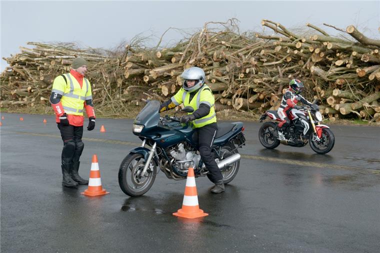 Motorradtraining auf dem Flugplatz Luneort Trainer Carsten Eckinger zeigt Roswitha Giwanski, wie sich langsam die Pylonen umrunden lassen. Foto Schimanke