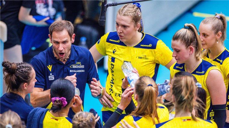 Schweriner SC gewinnt Titel nach Comeback-Sieg gegen Dresden Trainer Felix Koslowski und die Schweriner Volleyballerinnen triumphierten nach einem 0:2-Satzrückstand.