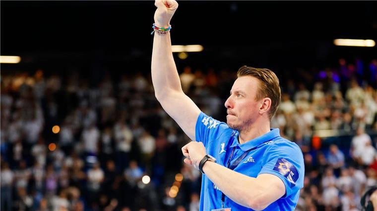 Trainer Filip Jicha und der THW Kiel streben den zweiten Titel in dieser Saison an.