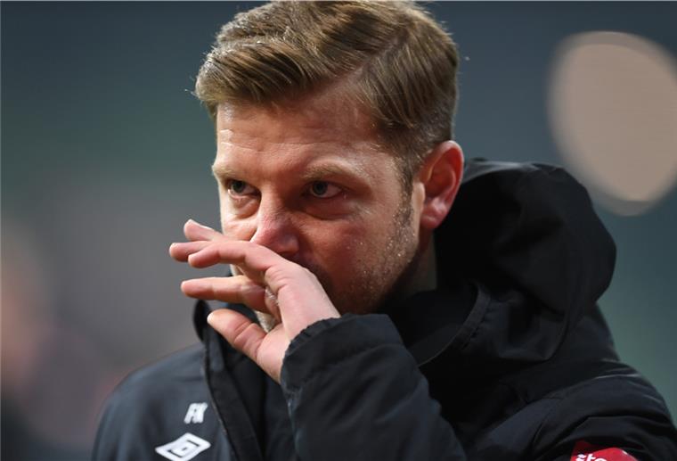 Trainer Florian Kohfeldt muss sich mit Werder Bremen auf eine Spielabsage einstellen.