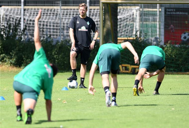 Werder Bremen startet am 3. August in die Vorbereitung Trainer Florian Kohfeldt vom Fußball-Bundesligisten Werder Bremen schaut beim ersten öffentlichen Training 2019 seinen Spielern beim aufwärmen zu.