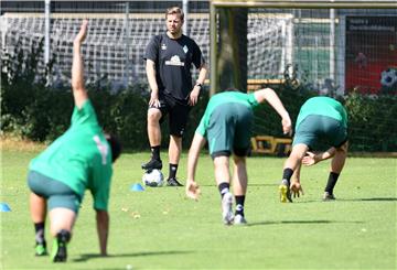 Trainer Florian Kohfeldt vom Fußball-Bundesligisten Werder Bremen schaut beim ersten öffentlichen Training 2019 seinen Spielern beim aufwärmen zu.