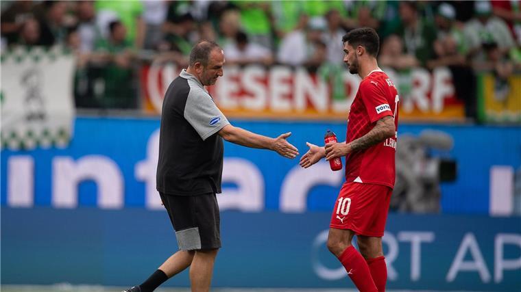 Heidenheim-Coach Schmidt verteidigt Kleindienst für Wechsel Trainer Frank Schmidt (l.) hat um Verständnis für den Wechsel von Tim Kleindienst geworben.