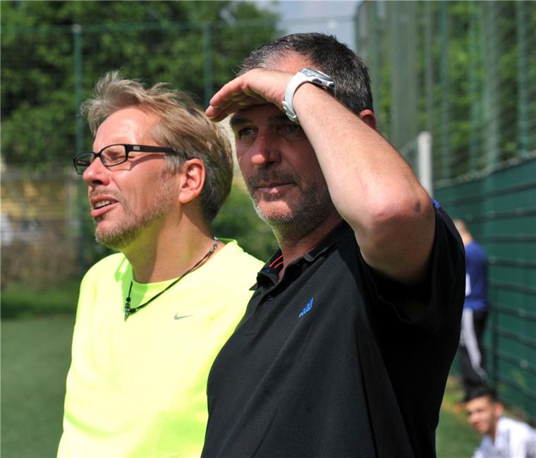 Es gibt Hoffnung für die Bezirksliga Bremen Trainer Kai Künning (rechts) will mit dem ESC Geestemünde II den Sprung in die Bezirksliga wagen. Foto Scheschonka